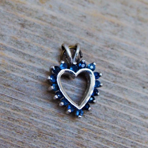 Jewelry - ✨HP✨Delicate Blue Sapphire Heart Pendant
